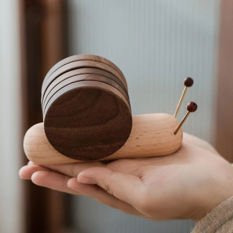 Podkładka Pod Kubek Ze Wzorem Ślimaka – Drewno, Brązowy, Ślimakowy Design