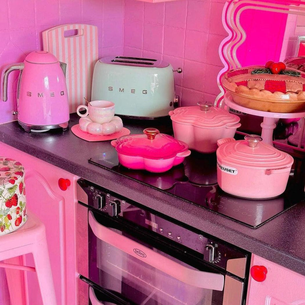 Ceramiczna filiżanka do kawy z ozdobnym spodkiem