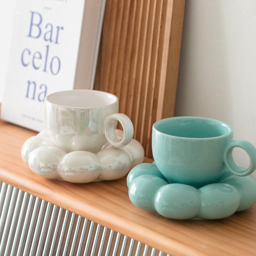 Ceramiczna filiżanka do kawy z ozdobnym spodkiem