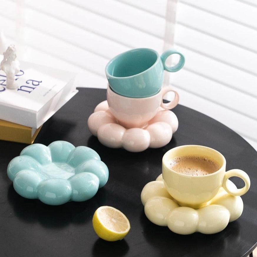 Ceramiczna filiżanka do kawy z ozdobnym spodkiem