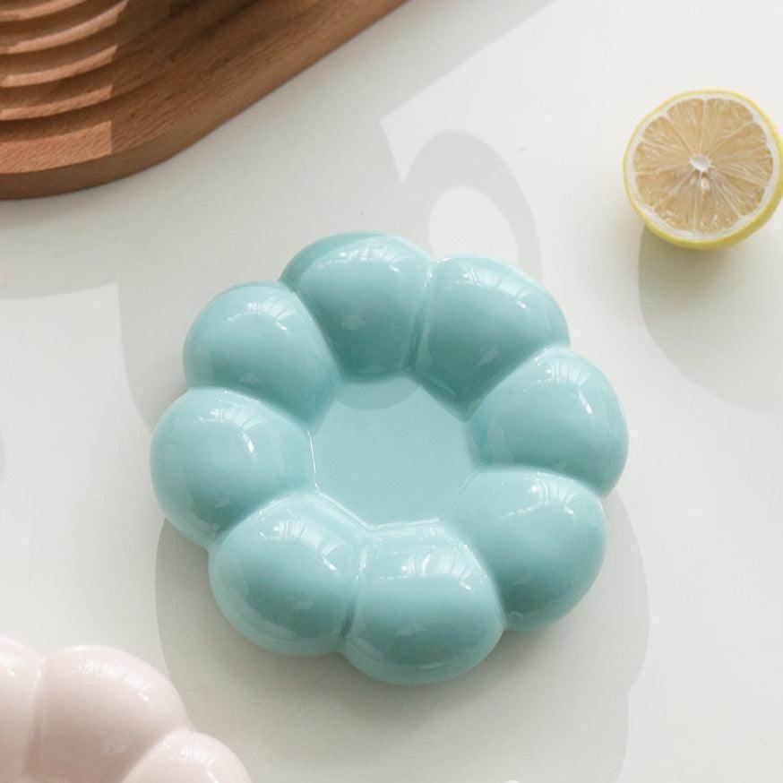 Ceramiczna filiżanka do kawy z ozdobnym spodkiem