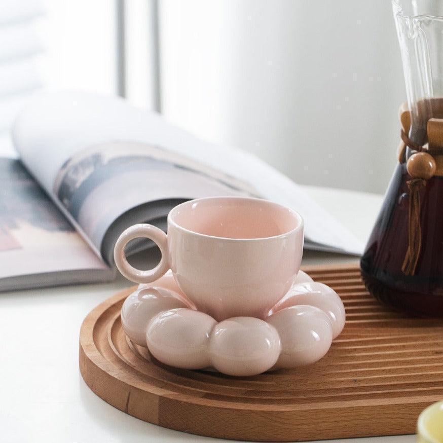 Ceramiczna filiżanka do kawy z ozdobnym spodkiem