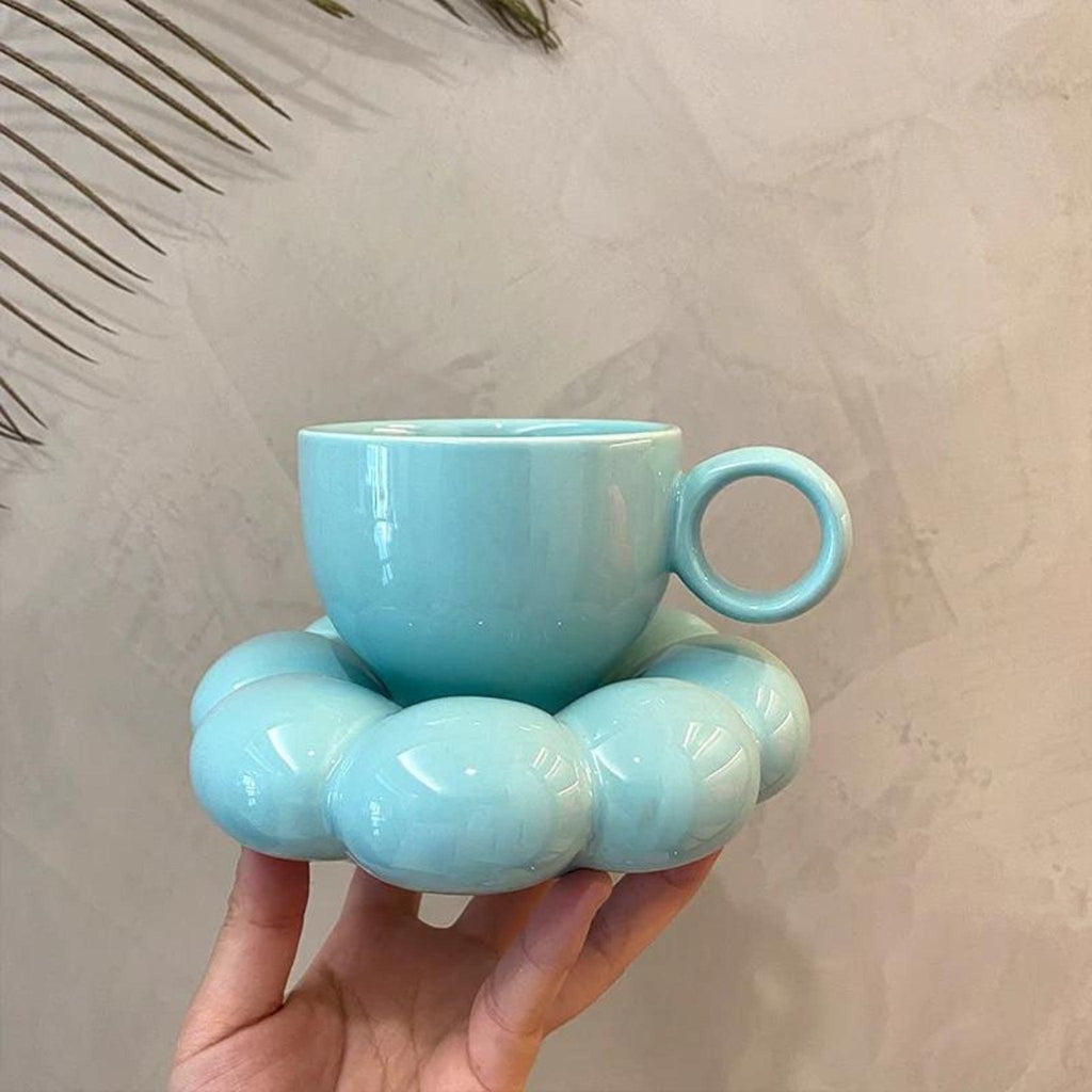 Ceramiczna filiżanka do kawy z ozdobnym spodkiem