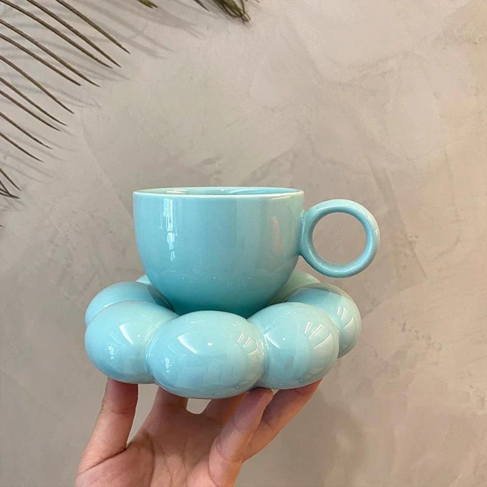 Ceramiczna filiżanka do kawy z ozdobnym spodkiem