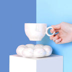 Ceramiczna filiżanka do kawy z ozdobnym spodkiem